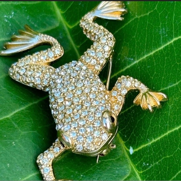 Vintage CHRISTIAN DIOR Gold Tone Swarovski Crystal encrusted pave Frog Brooch - Picture 6 of 11